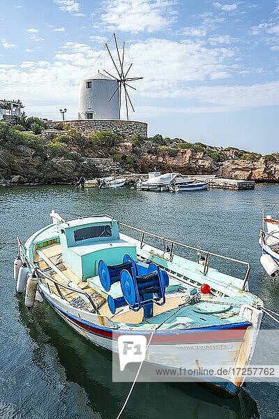 Weiße Windmühle  bunte Fischerboote im Hafen  Paros  Kykladen  Ägäis  Griechenland  Europa