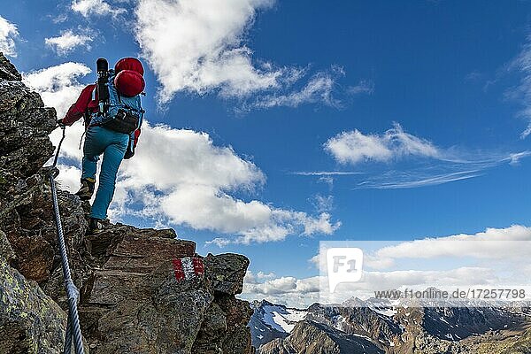 Bergsteiger auf luftigem Bergweg mit Ötztaler Alpen  Sölden  Ötztal  Tirol  Österreich  Europa