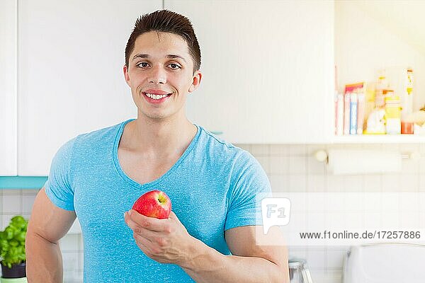 Apfel Frucht Obst Gesunde Ernährung junger Mann Essen Textfreiraum Copyspace in Deutschland