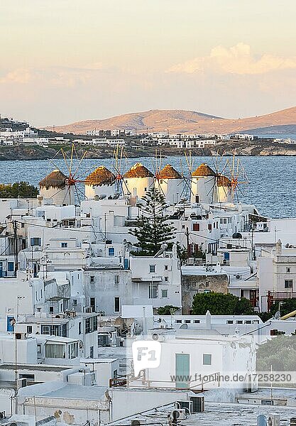 Abendstimmung  Weiße kykladische Häuser der Chora  Ortsansicht von Mykonos Stadt mit Windmühlen am Meer  Mykonos  Kykladen  Ägäis  Griechenland  Europa