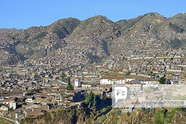 Blick über die Stadt auf Außenbezirke am Berghang  Cusco  Peru  Südamerika