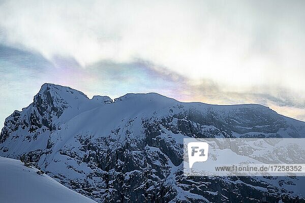 Halo über einem Berg  Lichteffekte der atmosphärischen Optik  Garmisch-Partenkirchen  Bayern  Deutschland  Europa