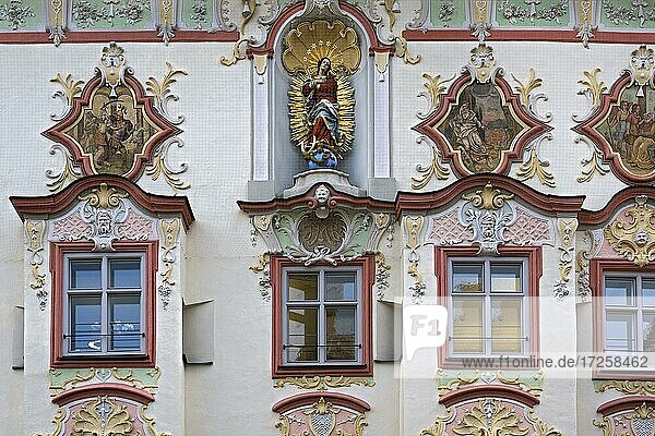 Rokokofassade vom Stuckateur Johann Baptist Zimmermann am Kernhaus  Wasserburg am Inn  Oberbayern  Bayern  Deutschland  Europa