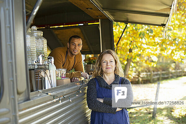 Porträt selbstbewusster Imbisswagenbesitzer im Herbstpark