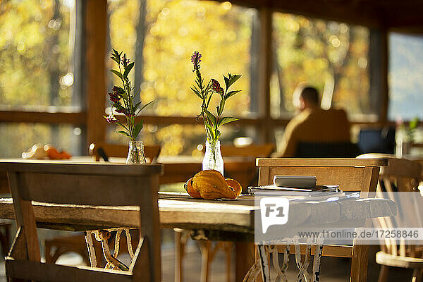Wildblumenstrauß und Herbst Kürbisse auf rustikalen Cafe Tisch
