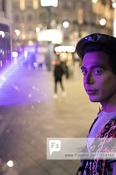 Porträt stilvollen jungen Mann auf der Straße der Stadt in der Nacht