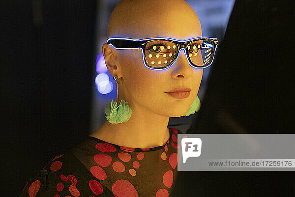 Porträt stilvolle Frau in Neon-Brille und Ohrringe