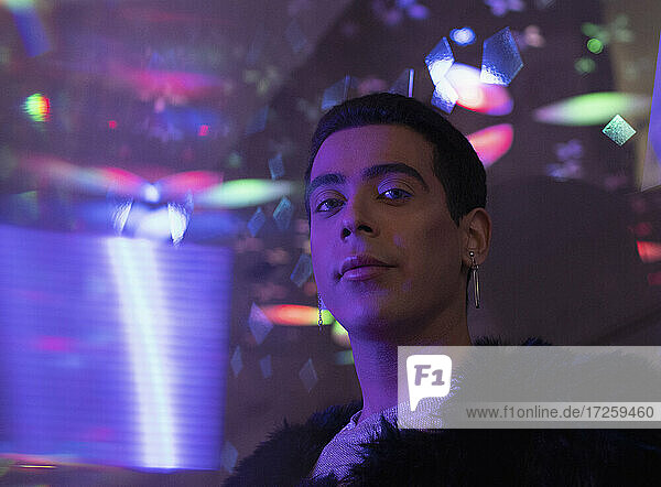 Porträt stilvollen jungen Mann unter Neonlicht in Nachtclub
