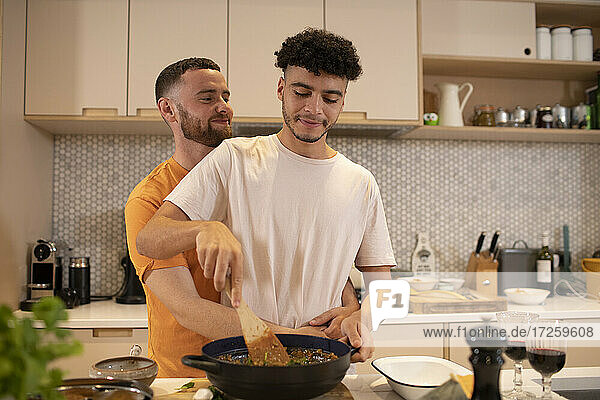 Affectionate Homosexuell männliches Paar Kochen in der Küche