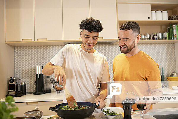 Homosexuell männliches Paar Kochen in der Küche