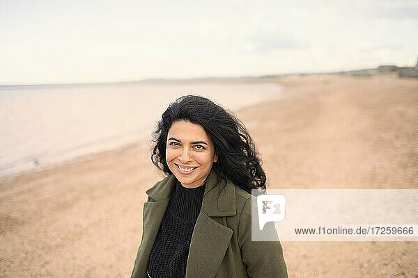 Porträt glücklich schöne Frau auf Winter Ozean Strand