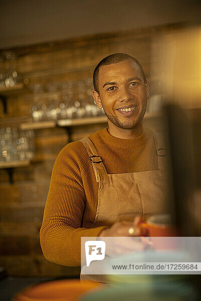 Porträt lächelnd zuversichtlich männlichen Barista Vorbereitung Kaffee im Café