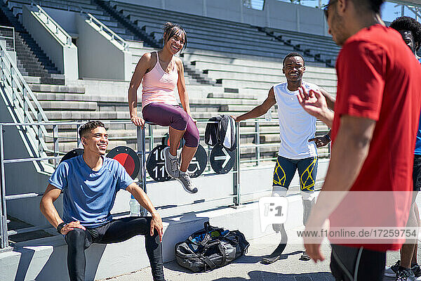 Junge Athleten Freunde im Gespräch in sonnigen Sportstadion