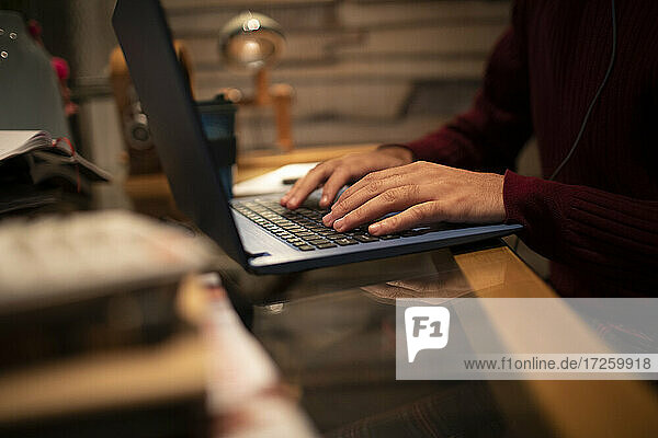 Close up junger Mann arbeitet am Laptop auf dem Schreibtisch im Home-Office