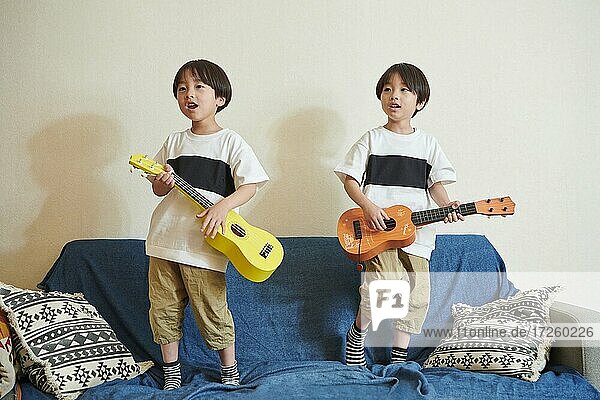 Junge japanische Zwillinge