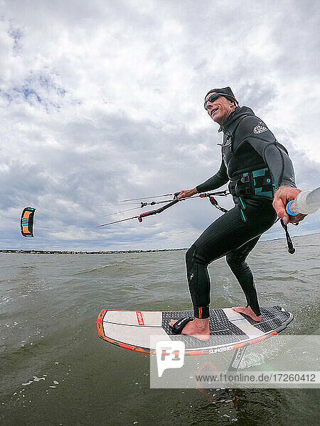 Fotograf Skip Brown auf seinem Foiling Kiteboard auf dem Pamlico Sound  Nags Head  North Carolina  Vereinigte Staaten von Amerika  Nordamerika