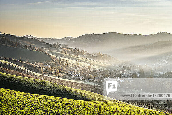 Sonnenaufgang Licht im Nebel auf sanften Hügeln auf dem Land  Emilia Romagna  Italien  Europa