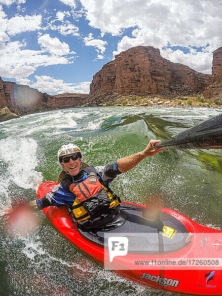 Skip Brown surft mit seinem Wildwasserkajak auf einer glasigen stehenden Welle auf dem Colorado River durch den Grand Canyon  Arizona  Vereinigte Staaten von Amerika  Nordamerika