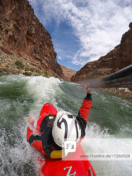 Skip Brown surft mit seinem Wildwasserkajak auf einer glasigen stehenden Welle auf dem Colorado River durch den Grand Canyon  Arizona  Vereinigte Staaten von Amerika  Nordamerika