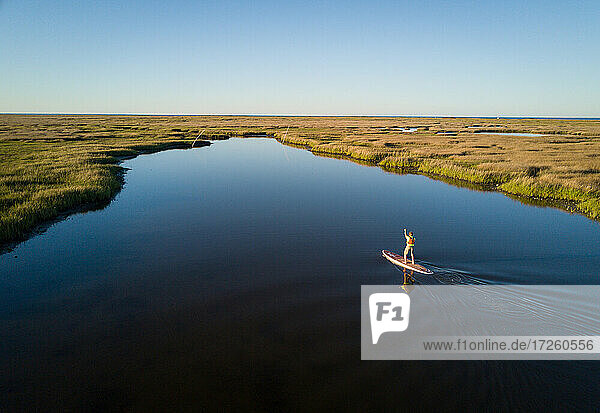 Stand up Paddle Boarder paddelt durch eine Chesapeake Bay Salzwiese in der Nähe von Hampton  Virginia  Vereinigte Staaten von Amerika  Nordamerika
