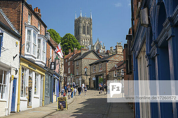 Blick die Straße hinauf zum Steep Hill und dem zentralen Turm der Kathedrale von Lincoln  Lincoln  Lincolnshire  England  Vereinigtes Königreich  Europa