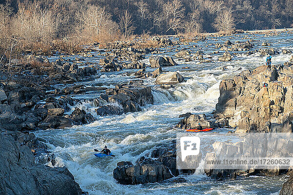 Kajakfahrer bahnen sich ihren Weg durch eine Reihe anspruchsvoller Wasserfälle  die die Great Falls des Potomac River bilden  Virginia  Vereinigte Staaten von Amerika  Nordamerika