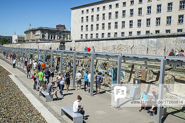 Ausschnitt der Berliner Mauer beim Museum Topographie des Terrors  Berlin  Deutschland  Europa