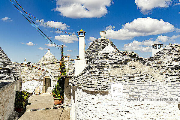 Traditionelle  weiß getünchte Trulli-Häuser  Alberobello  UNESCO-Weltkulturerbe  Provinz Bari  Apulien  Italien  Europa
