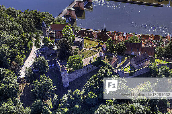 Luftaufnahme der Stadt Hirschhorn am Neckar im UNESCO-Global-Geopark Bergstraße-Odenwald  Hessen  Bergstraße  Odenwald  Süddeutschland  Deutschland  Europa.
