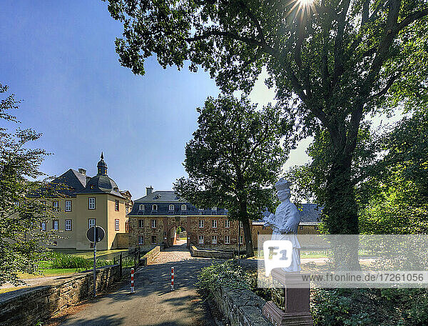 Schloss Eicks bei Mechernich am Rande der Eifel in Nordrhein-Westfalen  Wasserschloss  Deutschland  Europa