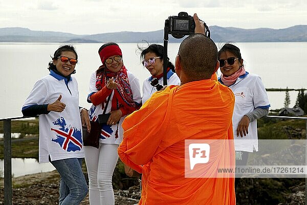 Asiatische Touristinnen mit buddhistischem Mönch  Thingvellir  þingvellirGoldener Zirkel  Island  Europa