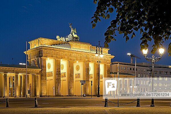 Beleuchtetes Brandenburger Tor am Abend  Berlin  Deutschland  Europa