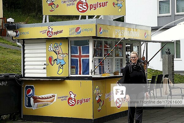 Frau vor Hot Dog Bude  Fußgängerzone  Haupteinkaufsstraße  Hafnastræti  Akureyri  Nordisland  Island  Europa
