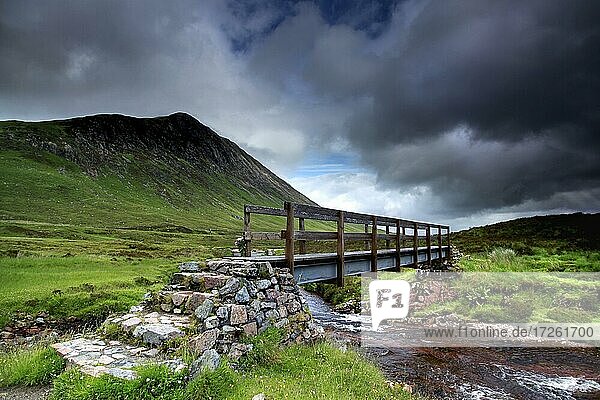 Buachaille Etive Mor  Glen Coe Tal  Bergmassiv  Bergpanorama  Fußgängerbrücke  Brücke  Highlands  Hochland  Schottland  Großbritannien  Europa
