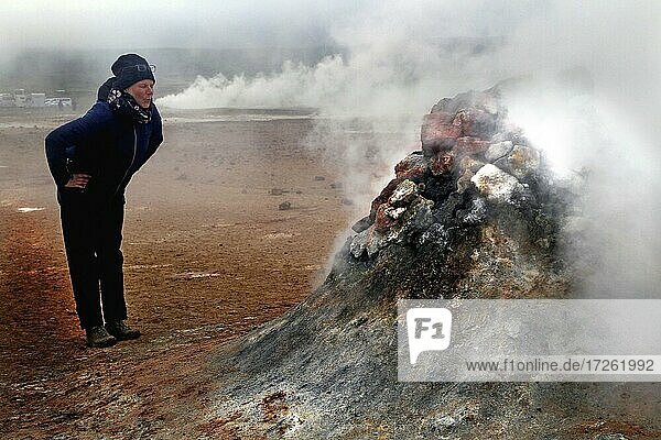 Geothermalgebiet  Solfatare  heiße Fumarole  postvulkanische Exhalationen  Tourstin  Námaskarð  Mývatn  Island  Europa