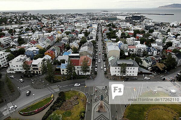 Blick vom Turm der Hallgrimskirkja auf Stadt  Häuser  Skólavörðustigu  Reykjavík  Island  Europa