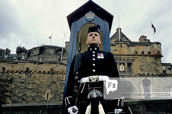Edinburgh Castle  Burg  Castle Rock  Eingangstor  Wache  Soldat  Kilt  Schottenrock  Wachhäuschen  Edinburgh  Schottland  Großbritannien  Europa