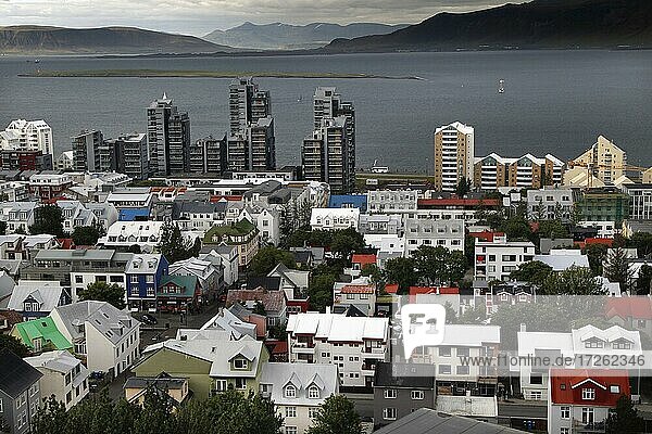 Blick vom Turm der Hallgrimskirkja auf Stadt  Häuser  Neubauten am Wasser  Bucht  Reykjavík  Island  Europa