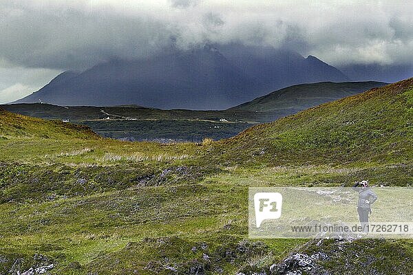Halbinsel Sleat  Landschaft  Wanderin  Touristin  Frau  Tokovaig  Isle of Skye  Skye  Innere Hebriden  Hebriden  Highlands  Hochland  Schottland  Großbritannien  Europa