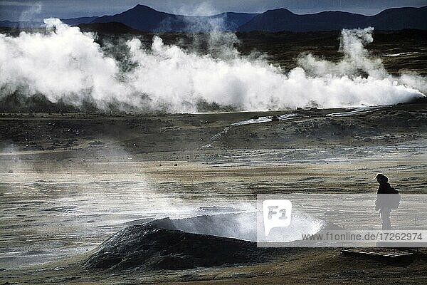 Geothermalgebiet  Frau steht an Solfatare  heiße Fumarole  Dampf  postvulkanische Exhalationen  Touristen  Námaskarð  Mývatn  Island  Europa