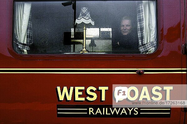 West Coast Express  1. Klasse  Fahrgast  Frau guckt aus Fenster  Jacobite Express  Dampflokomotive  Eisenbahn  Zug  West Highland Line  Mallaig  Westküste  Highlands  Hochland  Schottland  Großbritannien  Europa