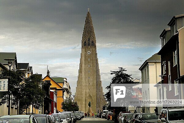 Hallgrimskirkja  Kirche mit Betonturm in Form von Säulenbasalt  Häuser in der Skólavörðustigur  Reykjavík  Island  Europa