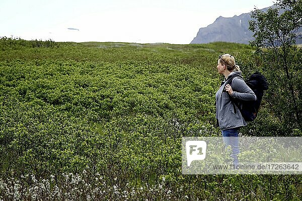 Wanderin  Frau mit Rucksack  Skaftafell  Hochplateau  Vatnajökull  Südküste  Island  Europa