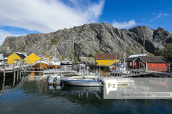 Hafen des kleinen Fischerdorfes Nusfjord  Lofoten  Norwegen  Europa