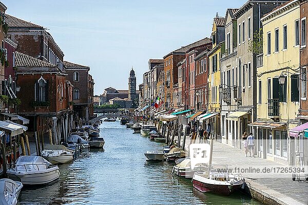 Häuser und Boote am Kanal von Murano  Insel Murano  Venedig  Venetien  Italien  Europa