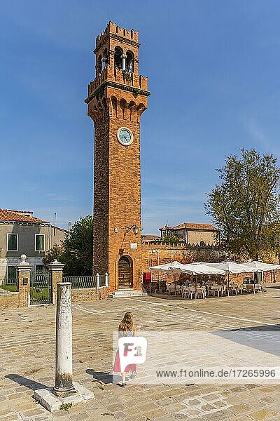 Touristin mir rotem Kleid vor Glockenturm St. Stefano  Murano  Venedig  Venetien  Italien  Europa
