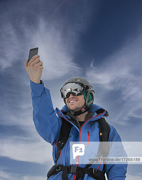 Skifahrer nimmt Selfie in den Bergen