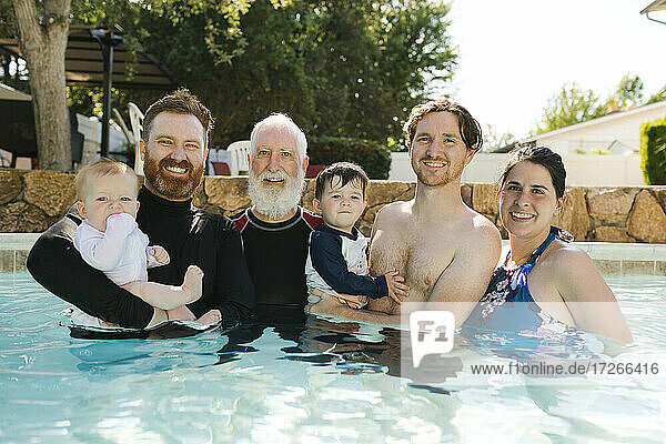 Porträt einer Familie mit Jungen (12-17 Monate  2-3) im Schwimmbad
