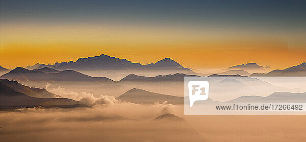 Frankreich  Haute Savoie  Chamonix  Mont Blanc  Europäische Alpenkette mit Mont Blanc in Wolken bei Sonnenuntergang