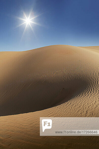 Dubai  Vereinigte Arabische Emirate  Sonne scheint über Sanddünen in der Wüste